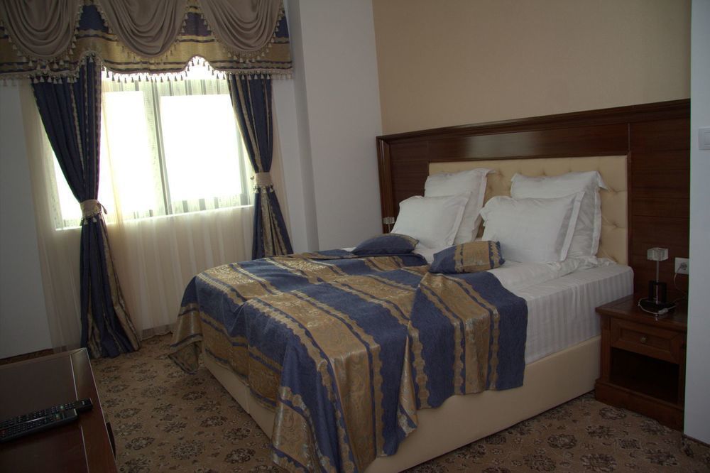 Hotel Pik Elegance Ploieşti Esterno foto
