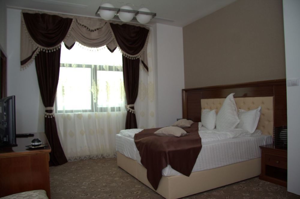 Hotel Pik Elegance Ploieşti Esterno foto