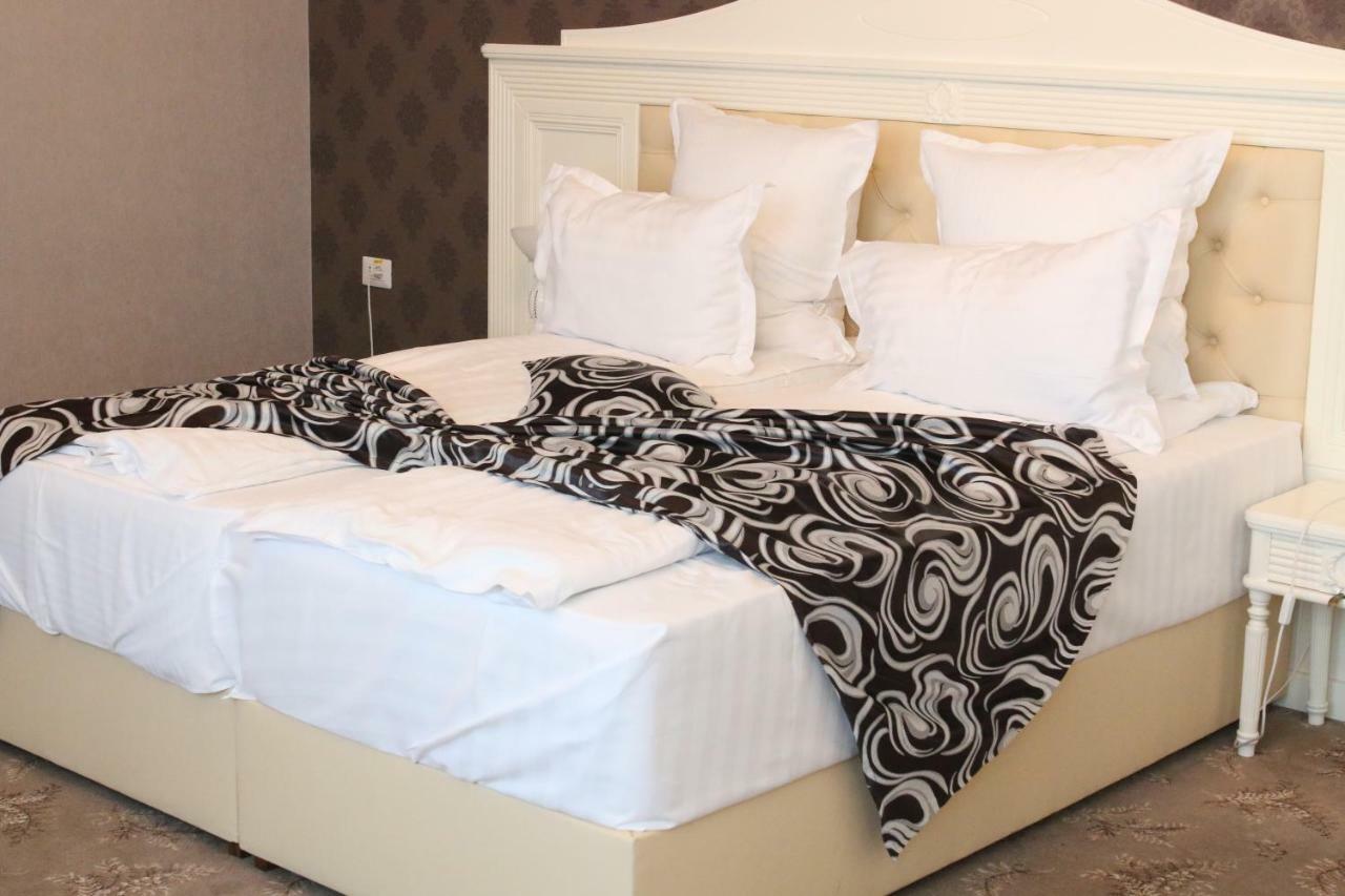Hotel Pik Elegance Ploieşti Esterno foto