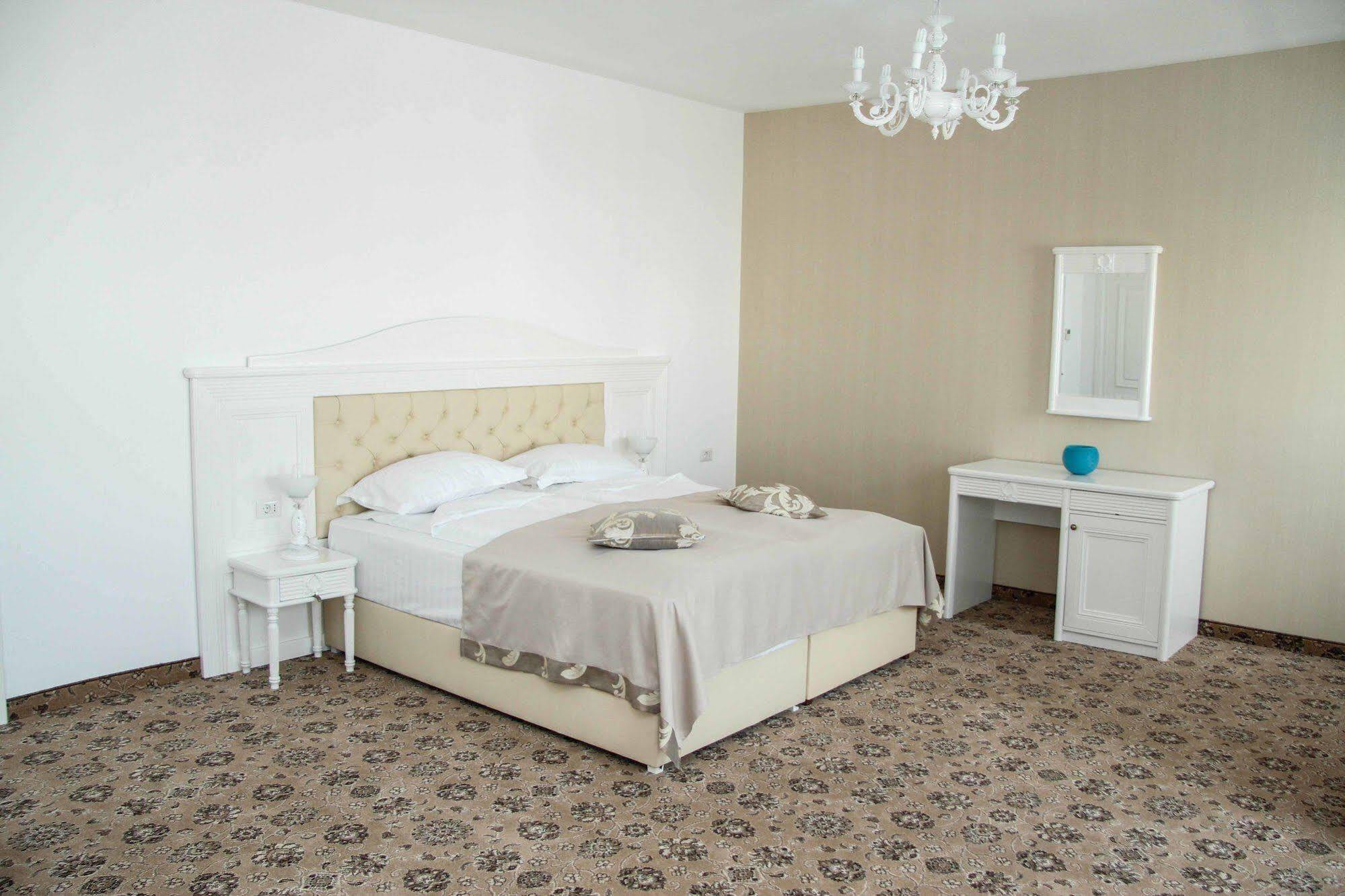 Hotel Pik Elegance Ploieşti Esterno foto