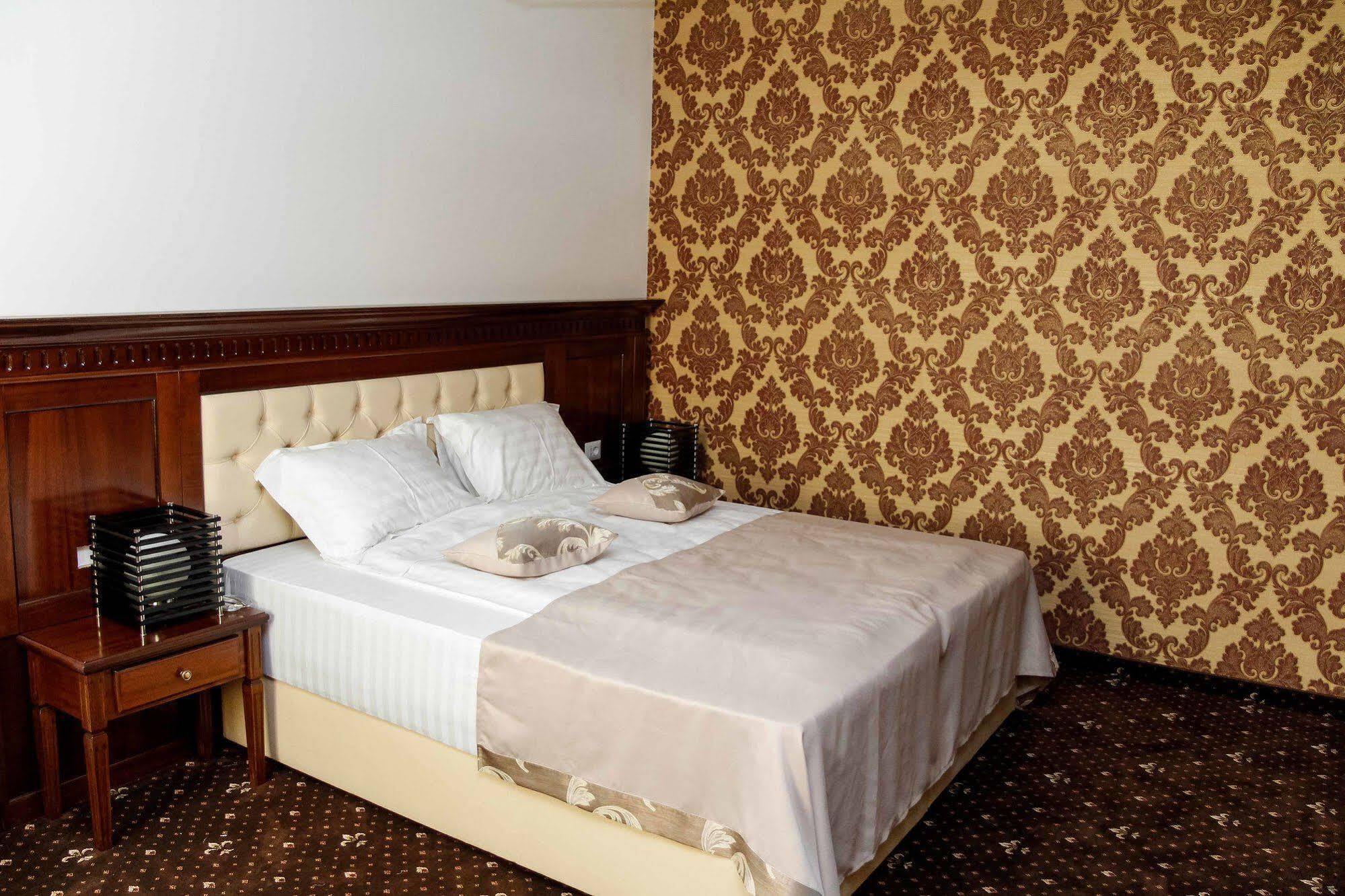 Hotel Pik Elegance Ploieşti Esterno foto