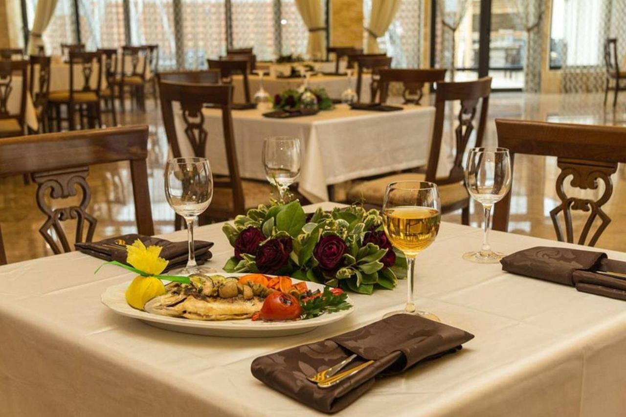 Hotel Pik Elegance Ploieşti Esterno foto