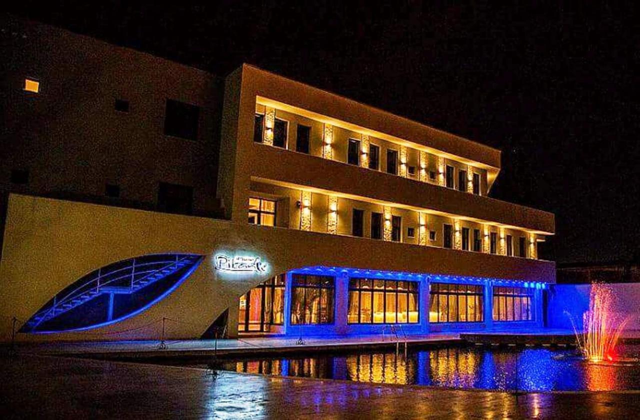 Hotel Pik Elegance Ploieşti Esterno foto